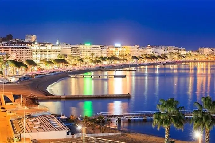 2 Bedrooms Seafront Cannes