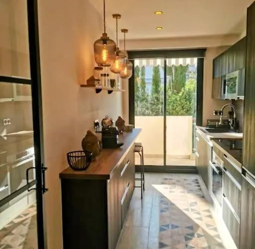 2 Bedrooms Seafront * Cannes