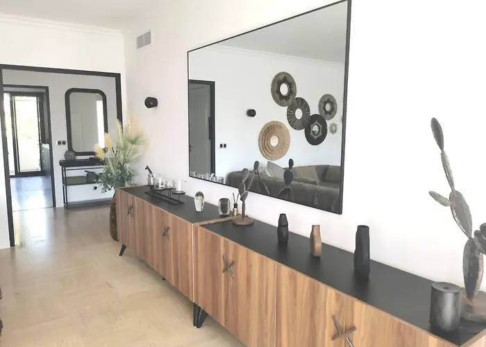 2 Bedrooms Seafront Cannes