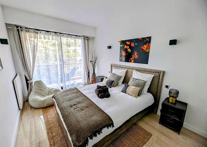 2 Bedrooms Seafront *