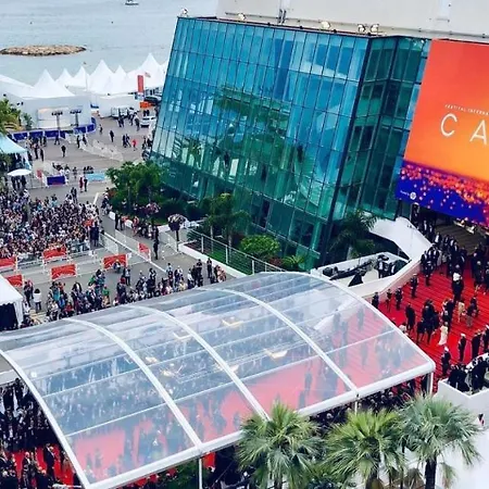 2 Bedrooms Seafront Апартаменты *