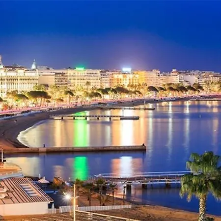 2 Bedrooms Seafront Канны