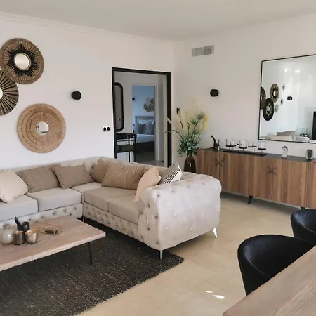 2 Bedrooms Seafront شقة