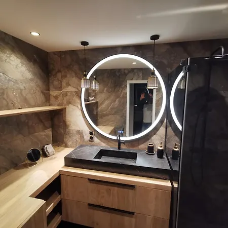 2 Bedrooms Seafront Канны