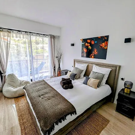 2 Bedrooms Seafront *