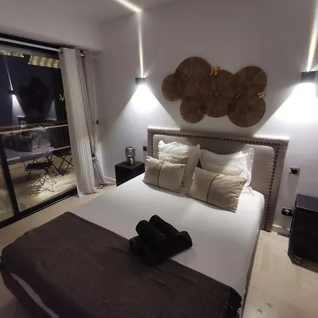 2 Bedrooms Seafront شقة *