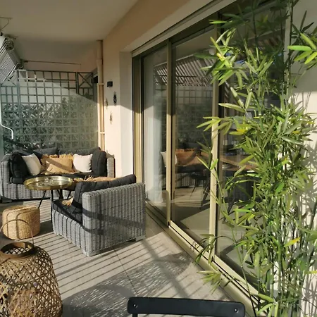 2 Bedrooms Seafront