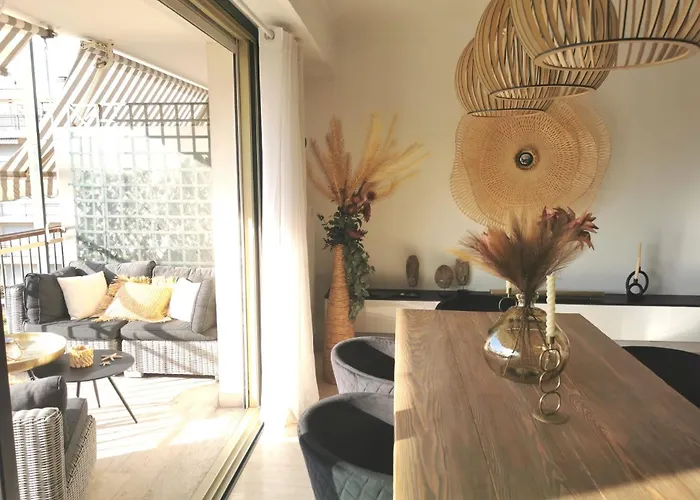 2 Bedrooms Seafront شقة *